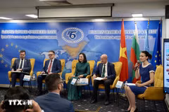 Vietnamese Ambassador to Bulgaria Nguyen Thi Minh Nguyet (centre) and other delegates at the event (Photo: VNA)
