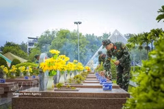 Soldiers from the Dien Bien provincial Military Command offer incense at the graves of fallen soldiers at A1 Martyrs’ Cemetery before exhuming remains to collect samples (Photo: VNA) 