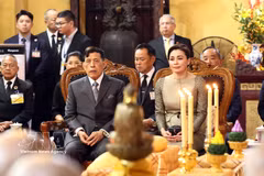 Thai King Maha Vajiralongkorn and Queen Suthida Bajrasudhabimalalakshana at the prayer ceremony (Photo: VNA)