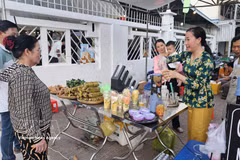 The Ca Mau cooperative alliance, in coordination with Ca Mau newspaper and radio and television, has organised an OCOP market, combining on-site sales with livestreaming to promote and sell products online, while showcasing and promoting the province's local specialities. (Photo: VNA)