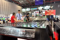 A Vietnamese manufacturer showcases a modern production line at VietnamPrintPack 2026. (Photo: VNA)