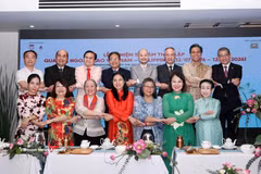 Participants pose for a group photo at the ceremony (Photo: VNA)