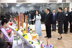 King of Thailand Maha Vajiralongkorn Phra Vajiraklaochaoyuhua and Queen Suthida Bajrasudhabimalalakshana visit an exhibition of traditional Thai products presented by students from Hanoi University on September 16. (Photo: VNA)