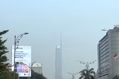 The Merdeka 118 Tower in Kuala Lumpur, Malaysia, is shrouded in haze. (Photo: VNA)
