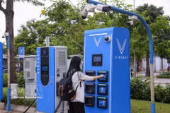 The user swaps a battery for an electric motorbike at an automated battery-swapping station in an urban area in Hanoi (Photo: VNA) 