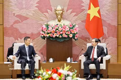 National Assembly President Tran Thanh Man (right) receives Chairman of the Financial and Economic Affairs Committee of the National People’s Congress of China (NPC) Zhong Shan in Hanoi on September 16 (Photo: VNA)