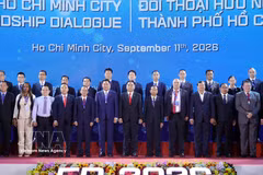 Delegates pose for a group photo at the Mayors' Conference, which is part of the third Ho Chi Minh City Friendship Dialogue (Photo: VNA)