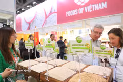 Visitors explore Vietnamese products at WorldFood Moscow 2026. (Photo: VNA)