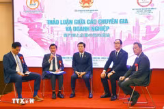 Chairman of the Vietnam-Japan Economic Cooperation Promotion Association Vu Hoang Duc (second, left) moderates the discussion session at the event. (Photo: VNA)