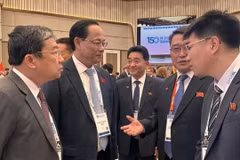 Vice Chairman of the Vietnamese National Assembly Tran Quang Phuong (2nd from left) and Maeng Kyong Il (2nd from right), Vice Chairman of the Supreme People’s Assembly of the Democratic People's Republic of Korea (DPRK) at the IPU-150 sidelines meeting. (Photo: nhandan.vn)