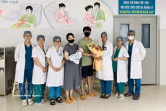 Medical staff from Da Nang Hospital for Women and Children present flowers to congratulate the couple and their baby on the child’s discharge from hospital. (Photo published by VNA)