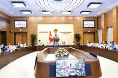 The National Assembly Standing Committee votes to approve a draft resolution. (Photo: VNA)