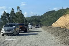 At the construction site of the project to upgrade National Highway 28B connecting Da Lat city with Phan Thiet city. (Photo: VNA)
