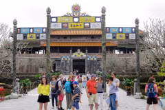 Visitors explore the Hue Imperial Citadel. (Photo: VNA)