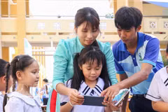 Families, schools and society join hands to build a “digital shield” to protect children online (Photo: VNA)
