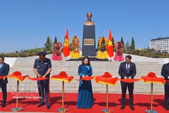 Vice President Vo Thi Anh Xuan and delegates cut the ribbon to inaugurate President Ho Chi MInh statue (Photo: VNA)