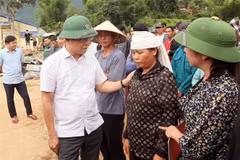 Deputy PM Le Thanh Long offers encouragement to families affected by floods and landslides. (Photo: VNA)