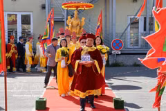 The event in Prague opens with a traditional procession of the Hung Kings’ palanquin, accompanied by festival flags and drums, recreating a sacred atmosphere far from home. (Photo: VNA)