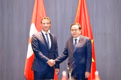 NA Chairman Tran Thanh Man (R) meets with President of the Swiss Council of States Andrea Caroni in Geneva on July 29. (Photo: VNA)