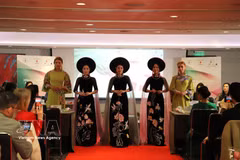 An Ao dai collection of Lan Huong brand is introduced at the event (Photo: VNA)