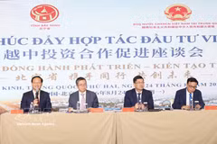 Representatives of the Vietnamese Embassy in China and Bac Ninh province at the seminar in Beijing on August 21. (Photo: VNA)