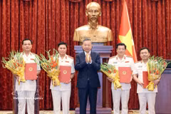 General Secretary of the Communist Party of Vietnam Central Committee and President To Lam (central) presents appointment decisions to four officials as procurators of the Supreme People's Procuracy on August 24. (Photo: VNA)