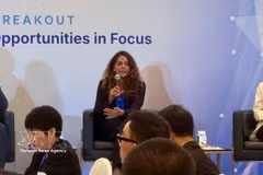 Shanti Alexander (centre), Meta’s Director of Policy Programmes and Campaigns for Asia-Pacific and Thao Dao, Country Strategy & Operations Lead at Google at a seminar in Singapore (Photo: VNA)