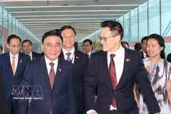 Singaporean Minister of State for Defence Desmond Choo (right) welcomes Politburo member and Standing member of the Communist Party of Vietnam (CPV) Central Committee’s Secretariat Tran Cam Tu at Changi International Airport (Photo: VNA)