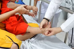 A child with hand, foot and mouth disease receiving treatment at a hospital. (Photo: VNA) 