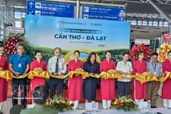 Delegates at the launch of the air route linking the Mekong Delta city of Can Tho and Da Lat in the central province of Lam Dong on August 19. (Photo: VNA)
