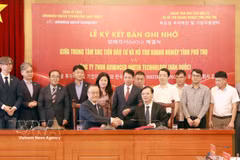 Delegates from the Phu Tho Centre for Investment Promotion and Enterprise Support and the Republic of Korea’s Advanced Water Technology Co., Ltd. at the signing ceremony. (Photo: VNA)