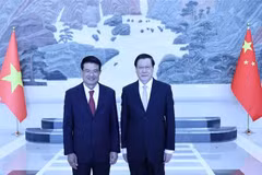 Procurator-General Nguyen Huy Tien (L) and his Chinese counterpart Ying Yong (Photo: VNA)
