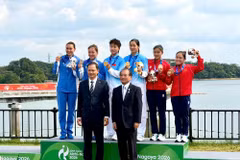 Diep Thi Huong and Nguyen Thi Huong (in red) on the podium after receiving their medals. (Photo: baovanhoa.vn)