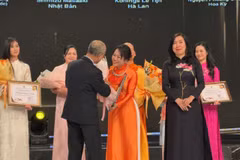 Nguyen Thi Lien Huong (centre) a lecturer at the University of Taiwan (China), at the 2026 Vietnamese Language Ambassador Awards Ceremony (Photo pusblished by VNA)
