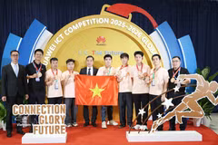 Minister Counsellor of the Vietnamese Embassy in China Hoang Van Tuan (fifth from left) poses for a group photo with the two Vietnamese teams that won prizes at the competition. (Photo: VNA)