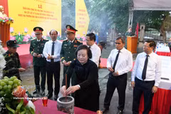 Deputy PM Pham Thi Thanh Tra and officials offer incense at the ceremony (Photo: VNA)