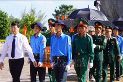 A ceremony is held on July 25 morning at the Tam Nong martyrs’ cemetery in Phu Tho commune, Dong Thap province, for 43 Vietnamese volunteer soldiers and experts who laid down their lives in Cambodia and Dong Thap province during wartime. (Photo: VNA)