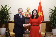 Deputy Minister of Foreign Affairs Le Thi Thu Hang (right) meets with Deputy Minister for Enterprises and Made in Italy Valentino Valentini in Hanoi on September 3. (Source: baoquocte.vn)