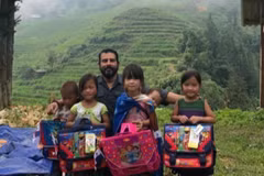 Former Panamanian Ambassador to Vietnam Servio S. Samudio with Vietnamese children he met during his trip to a Vietnamese northern mountainous region (Photo courtesy of Former Panamanian Ambassador to Vietnam Servio S. Samudio)