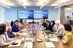 Vietnamese Ambassador to the US Nguyen Quoc Dung (fourth, right) chairs a business rountable with three leading economic promotion organisations of Minnesota. (Photo: VNA)