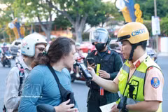 Traffic police in Khanh Hoa conduct alcohol breath tests on foreign tourists. (Photo: VNA)