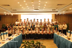 Participants at the meeting between representatives of the Vietnam Fatherland Front (VFF) Central Committee and the Vientiane-based Nguyen Du Lao–Vietnamese bilingual school in Da Nang on July 1, 2026. (Photo: VNA)