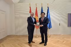 Chairman of the People’s Committee of Hue city Nguyen Khac Toan (right) presents a souvenir to Karl Wilfing, President of the State Parliament of Lower Austria. (Photo: People’s Committee of Hue city)