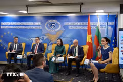 Vietnamese Ambassador to Bulgaria Nguyen Thi Minh Nguyet (centre) at the Vietnam-Bulgaria economic cooperation forum, held in Sofia on July 3. (Photo: VNA)