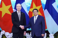 Prime Minister Pham Minh Chinh (R) meets with Speaker of the Finnish Parliament Jussi Halla-aho on March 25, 2024 in Hanoi. (Photo: VNA).