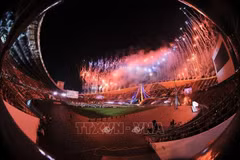 The fireworks display at the closing ceremony of the 33rd SEA Games on the evening of December 20. (Photo: VNA)