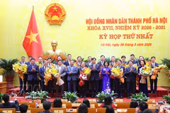 Leaders of the municipal Party Committee congratulate the newly-elected Chairman, Vice Chairpersons and members of the municipal People’s Committee for the 2026-2031 term (Photo: VNA)