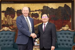 Deputy Prime Minister Ho Quoc Dung (right) meets with Mark Armstrong, Pasqal’s Chief Commercial Officer for Europe, the Middle East, and Africa and Asia-Pacific, in Hanoi on October 12. (Photo: chinhphu.vn)