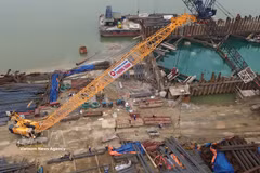 Construction site of Tu Lien bridge, along Nghi Tam Street (Photo: VNA)