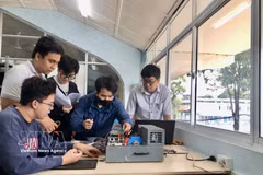 Students at the Ho Chi Minh City University of Technology – Vietnam National University, Ho Chi Minh City, practice applying advanced technologies (Photo: VNA) 